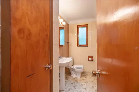 Bath - 246 Maple Dr, Monroeville, PA 15146 photo 1 of 2