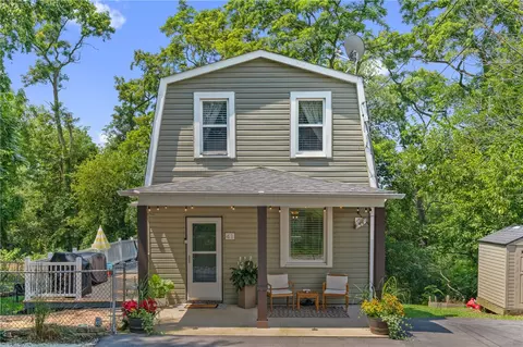 41 Herbst Rd, Coraopolis, PA 15108