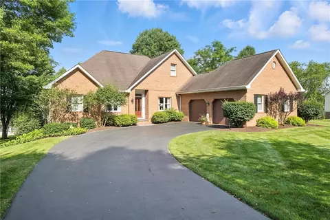 13 Kings Ln, Grove City, PA 16127