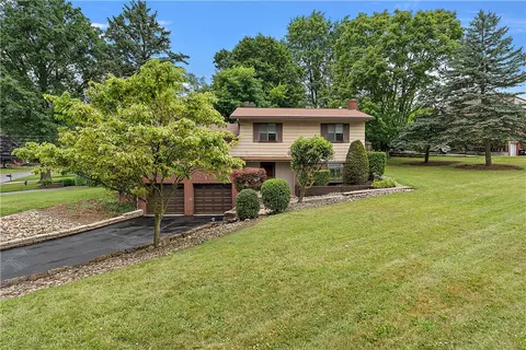 900 Tottenham Dr, Coraopolis, PA 15108