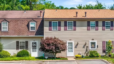 651 Newton Sq, Coraopolis, PA 15108