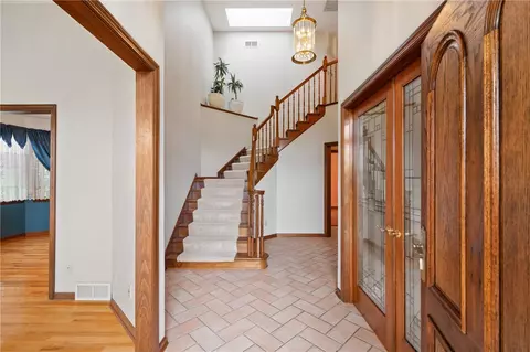 Entry Way - 4 Hawthorne Ln, Irwin, PA 15642 photo 1 of 2