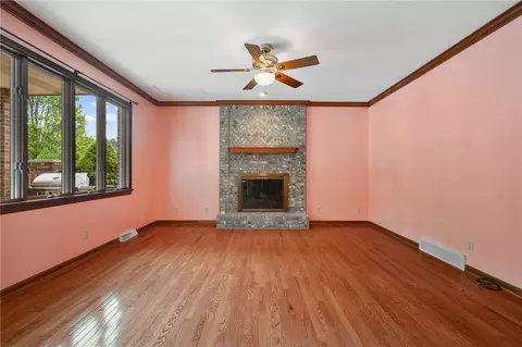 Living - 4 Hawthorne Ln, Irwin, PA 15642 photo 4 of 4