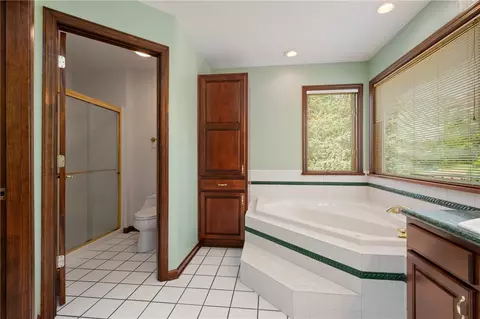 Bath - 4 Hawthorne Ln, Irwin, PA 15642 photo 2 of 3