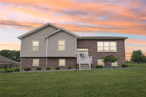 196 Weathervane Dr, Slippery Rock, PA 16057