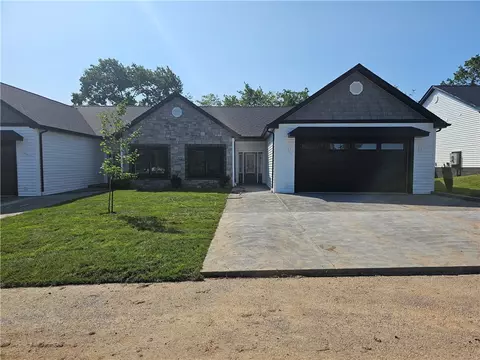 816 S Tenth St, Youngwood, PA 15697