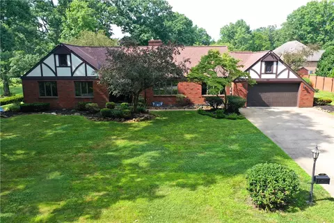 521 E Pine St, Grove City, PA 16127