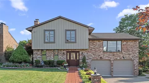 11 Sunnycrest Dr, Cecil, PA 15321