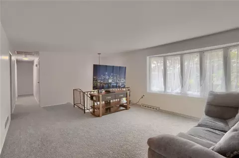 Entry Way - 9014 Willoughby Rd, Pittsburgh, PA 15237 photo 2 of 3