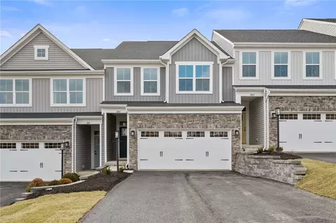 5006 Wellington Ct, Jeannette, PA 15644