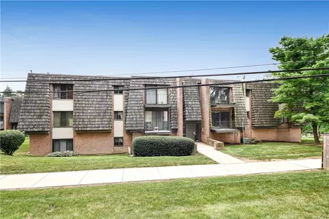 331 Forest Green Dr, Coraopolis, PA 15108