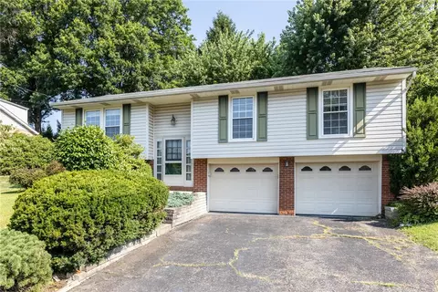 107 Black Friar Dr, Coraopolis, PA 15108