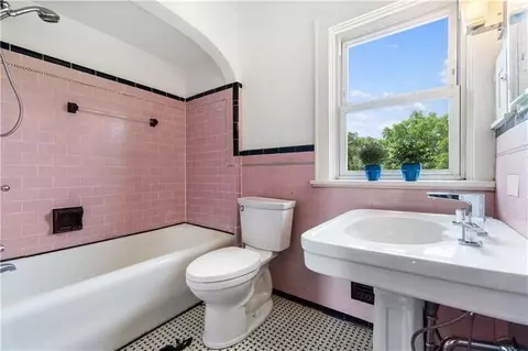 Bath - 920 Yetta Ave, Pittsburgh, PA 15212 photo 3 of 3