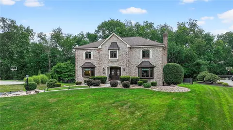 243 King Richard Dr, Mcmurray, PA 15317