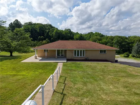 116 Bashforth Dr, Jeannette, PA 15644