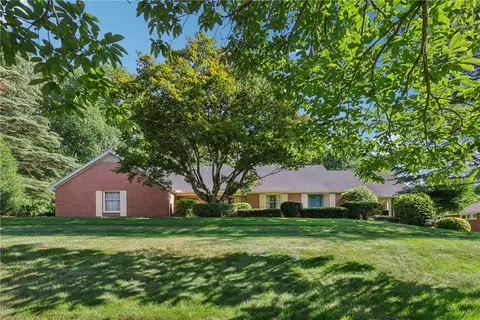 2584 Blossom Ln, New Castle, PA 16105