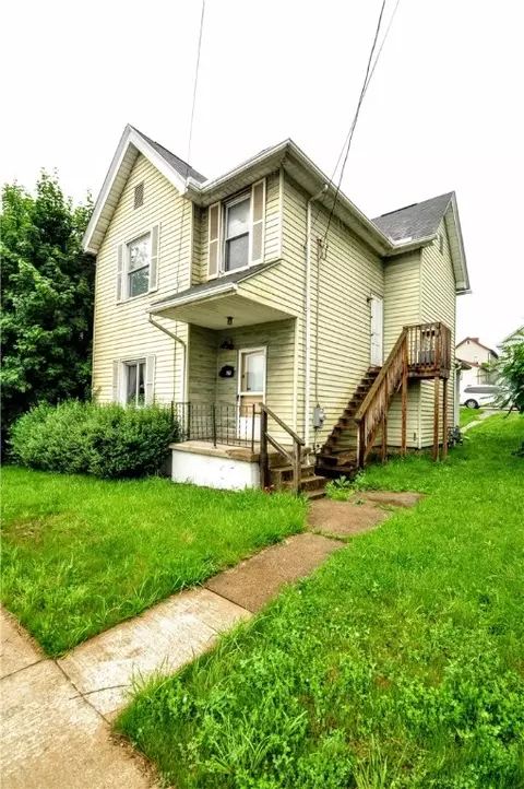 27 S 3rd St, Youngwood, PA 15697