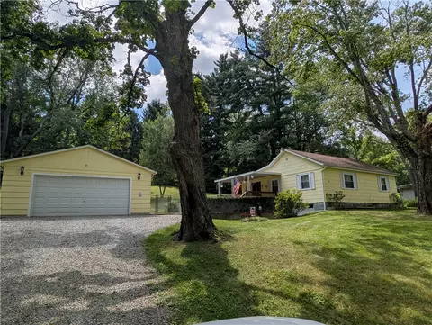 30 Bloxsom Ln, Finleyville, PA 15332