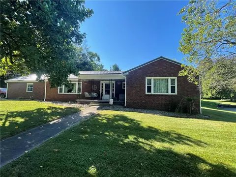 17 Elbow St, Sandy Lake, PA 16145