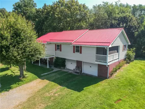 118 Cody Ln, Ellwood City, PA 16117