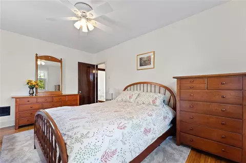 Bedroom - 412 Mapleton Ave, Pittsburgh, PA 15228 photo 3 of 10