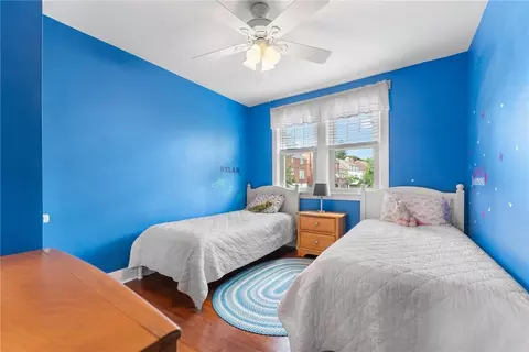 Bedroom - 412 Mapleton Ave, Pittsburgh, PA 15228 photo 9 of 10