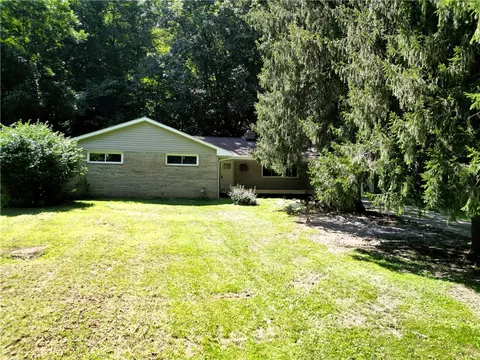11 Brook St #A, Coraopolis, PA 15108