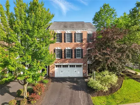 901 Montclair Dr, Coraopolis, PA 15108