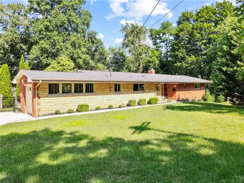 23 Oakglen Dr, Oakmont, PA 15139