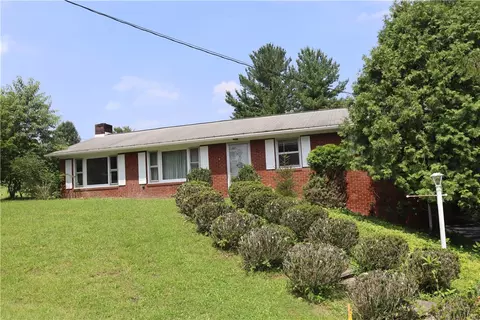 101 Lake Dr, Ligonier, PA 15658