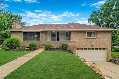 27 Sigrid Dr, Carnegie, PA 15106