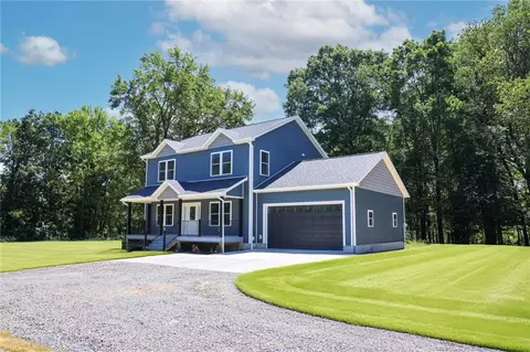 26 Albion Ln, Grove City, PA 16127