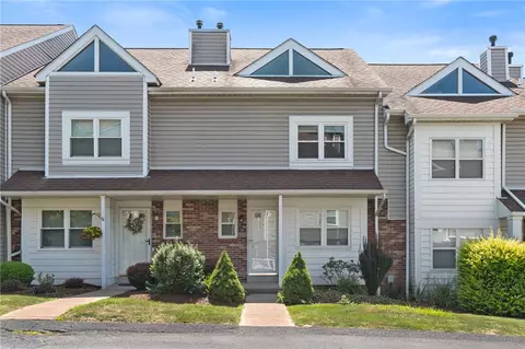 131 Old Village Ln, Bethel Park, PA 15102