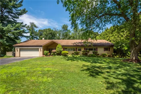 133 Rockingham Ln, Canonsburg, PA 15317