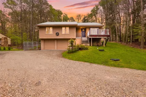 752 Peninsula Dr, Central City, PA 15926