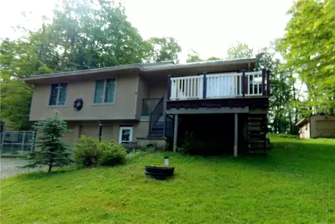 752 Peninsula Dr, Central City, PA 15926
