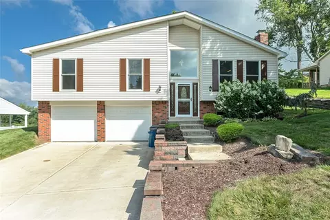 555 Monticello Dr, Delmont, PA 15626