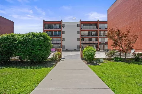 446 Hoodridge Dr #307, Pittsburgh, PA 15234