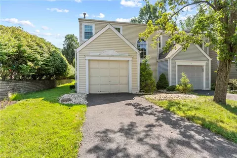 2 Gloucester Ct, Oakmont, PA 15139