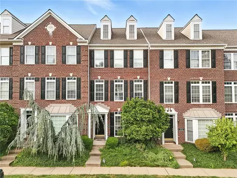 204 Park Square Ln, Pittsburgh, PA 15238