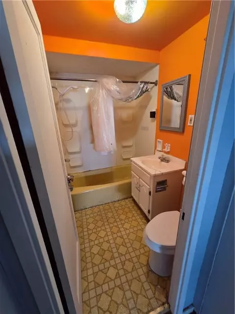 Bath - 956 Jefferson Dr, Clairton, PA 15025 photo 1 of 2
