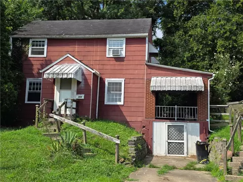 Exterior - 956 Jefferson Dr, Clairton, PA 15025 photo 2 of 8