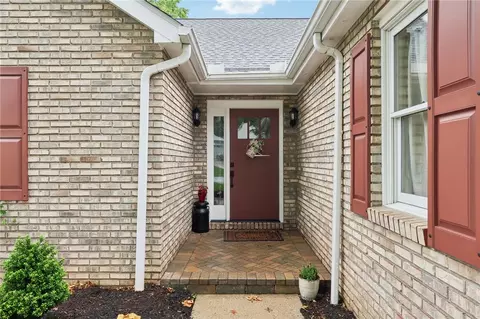 1005 Lakemont Dr, Bridgeville, PA 15017