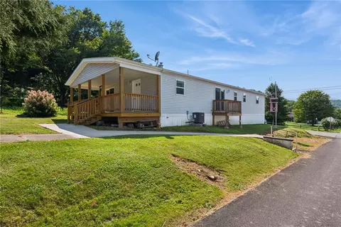 128 5th St, Vintondale, PA 15961