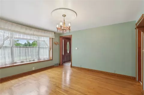 Living - 714 Colonial, Apollo, PA 15613 photo 4 of 5