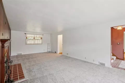 Living - 714 Colonial, Apollo, PA 15613 photo 2 of 5