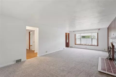 Living - 714 Colonial, Apollo, PA 15613 photo 3 of 5