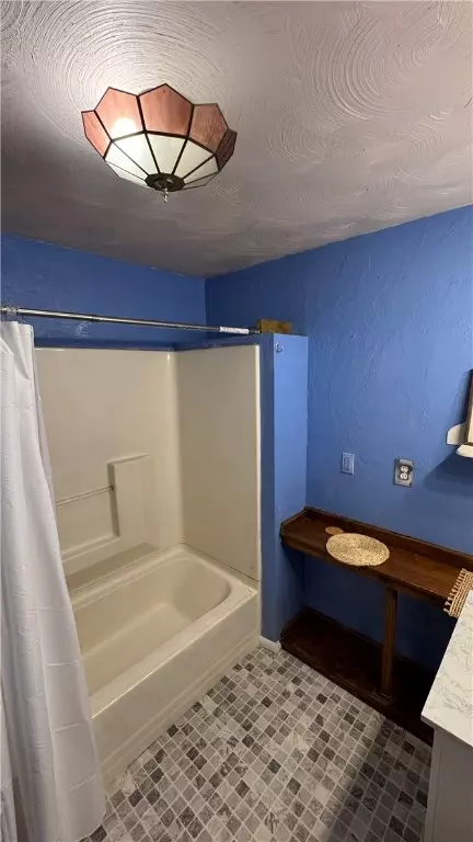Bath - 404 Jackson Ave, Vandergrift, PA 15690 photo 2 of 2