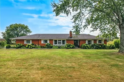 4890 Lakeview Dr, Hermitage, PA 16148