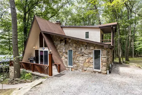 223 Greenbrier Rd, Acme, PA 15610